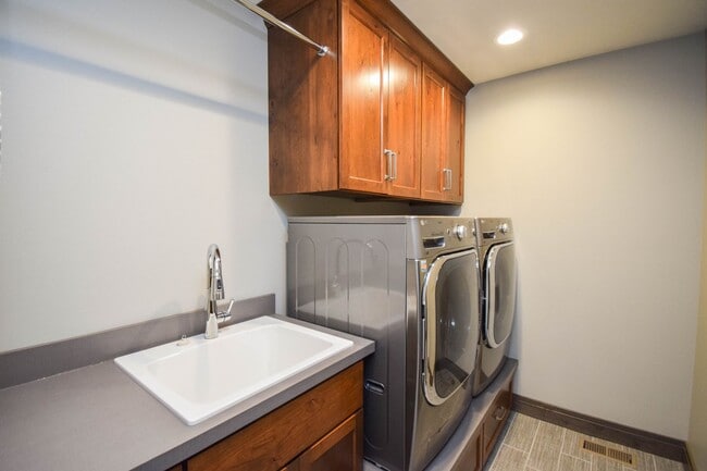 Building Photo - 912 S Torrey Pine Ln
