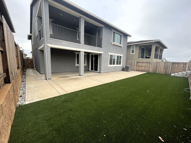 Building Photo - 5 Bedrooms Home in Russell Ranch
