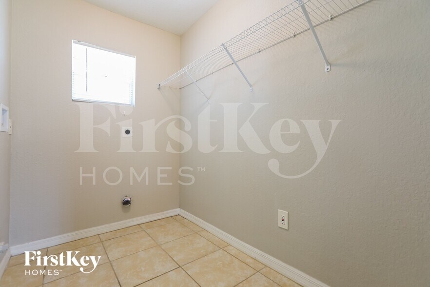 Building Photo - 4570 Lummus St