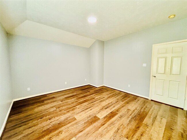Building Photo - 1803 Stoneleigh Ct
