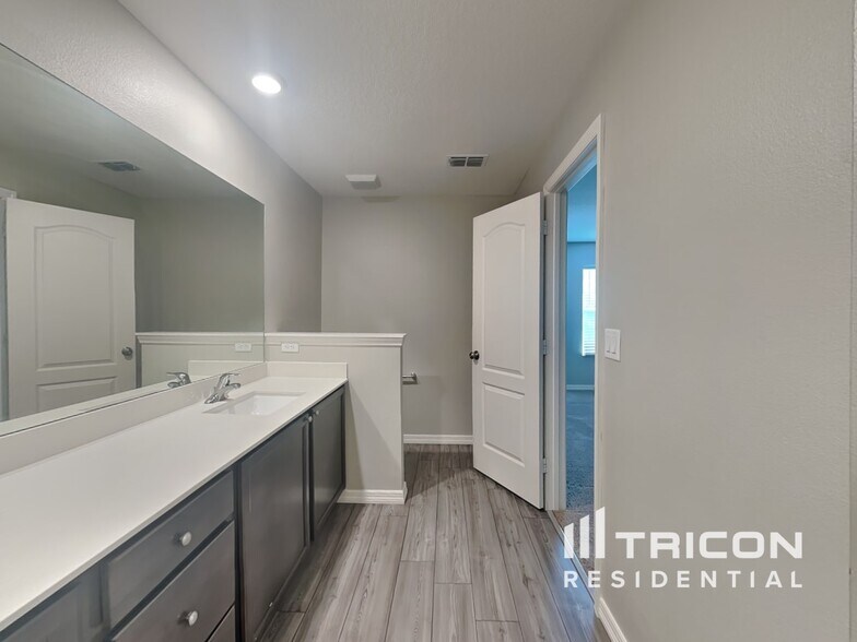 Building Photo - 1576 Wynford Cir
