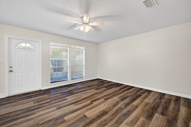 Building Photo - Cozy unfurnished, 2 Bedroom, 1 Bathroom, Condo