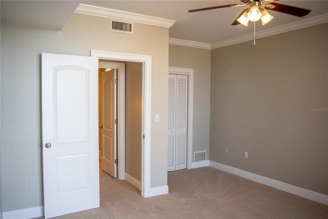 Building Photo - 1 Beach Dr SE