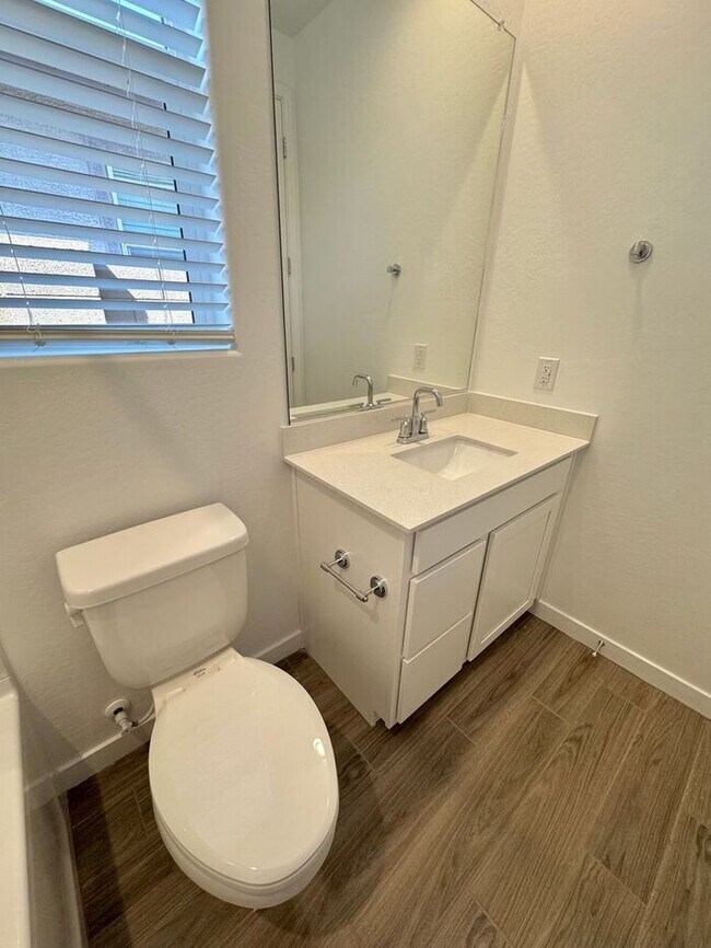 Building Photo - New 5-Bedroom Home in Phoenix with Upgrade...