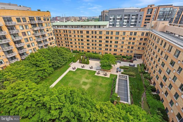 Interior courtyard - 475 K St NW