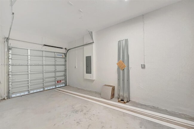 Building Photo - 2455 SE 28th St