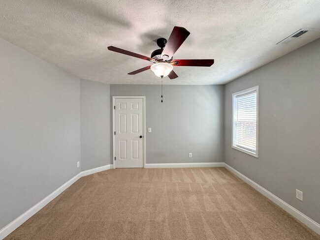 Building Photo - Stunning 4 Bed 2.5 Bath Home in Aberdeen