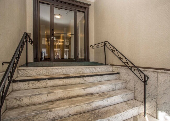 Building Photo - Great 1.5 Bed Located Close to Green Line and Dunkins'!