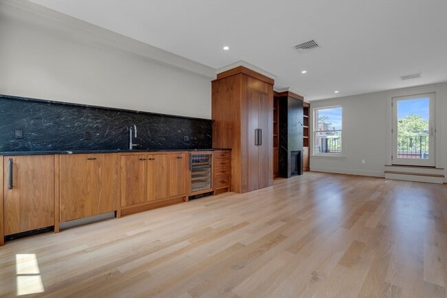 Building Photo - 352 Marlborough St