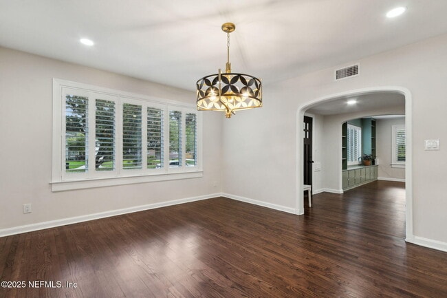 Building Photo - 2334 Broadmoor Ln