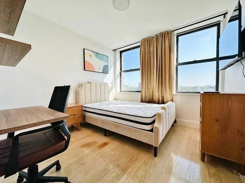 Building Photo - Furnished room/NOT APARTMENT