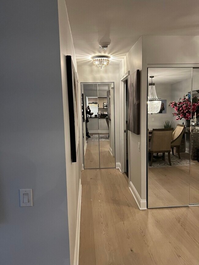 Building Photo - 110 E Delaware Pl