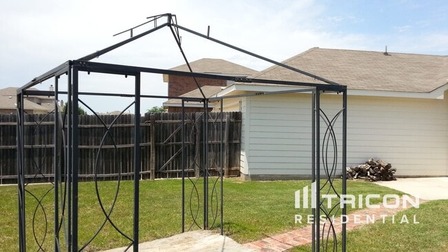 Building Photo - 1625 Ambercrest Dr