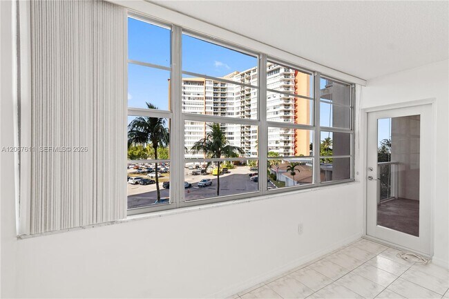 Building Photo - 1351 NE Miami Gardens Dr