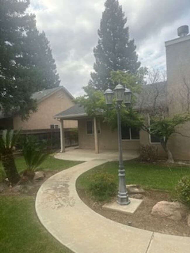 Building Photo - Nice 2 bedroom home + den or office that c...