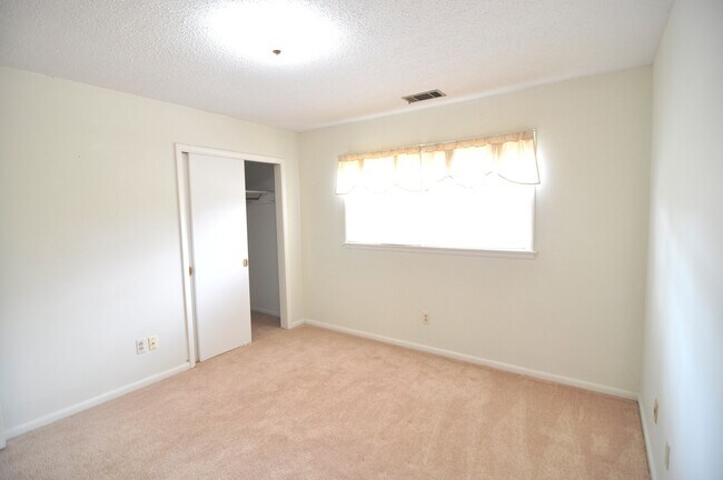 Building Photo - 2505 Lancelot Dr SE