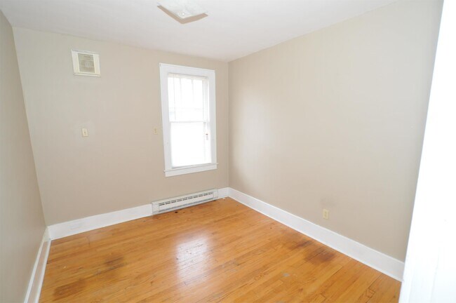 Building Photo - 407 Sanders Ave