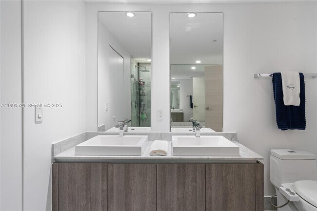 Building Photo - 801 S Miami Ave