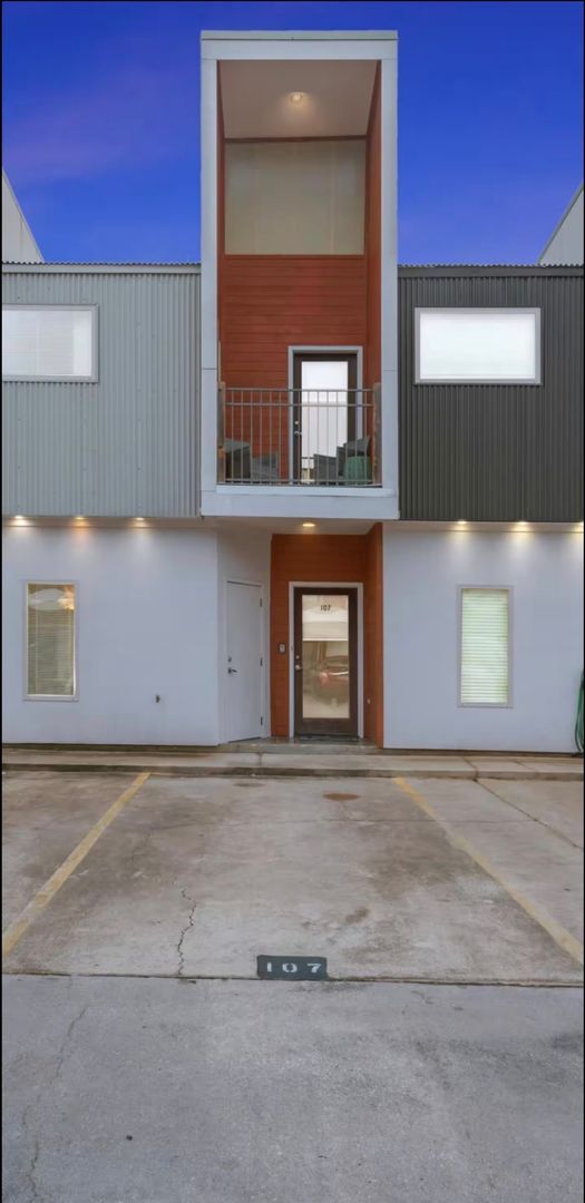 Building Photo - 113 Bayou St