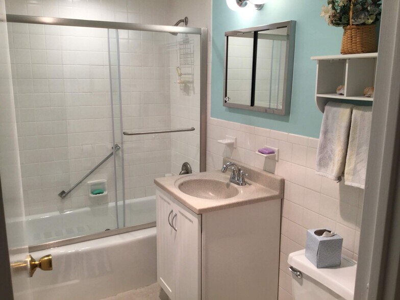 Guest bath - 893 Farmington Ave