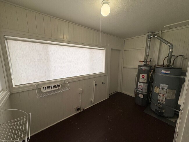 Building Photo - Classic vintage home walking distance to downtown Visalia!