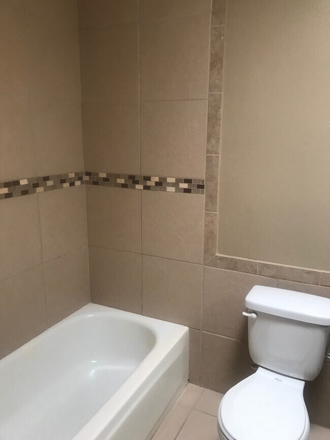 Building Photo - Centrally located 3 bedroom condo