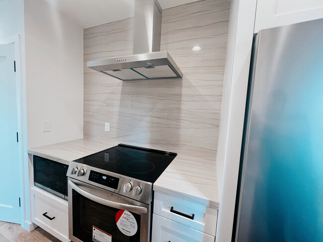 Kitchen Range & Microwave - 6742 De Longpre Ave