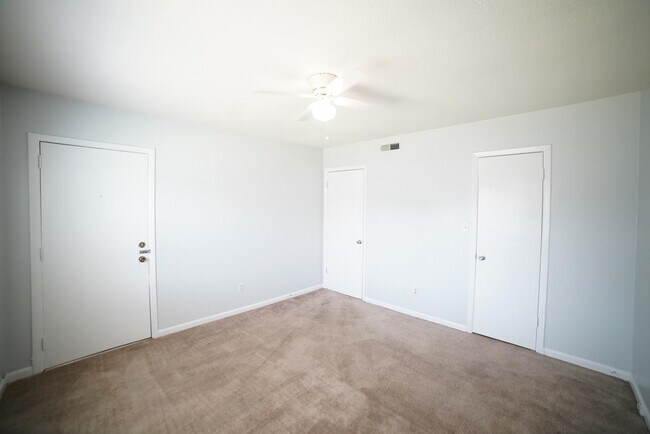 Building Photo - 2325 W Pensacola St