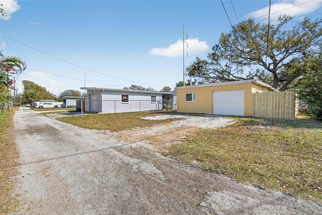 Building Photo - 685 71st Ave N