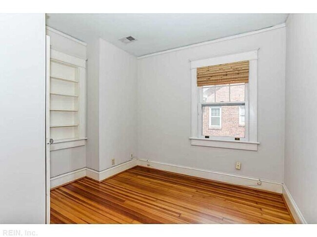Building Photo - LARCHMONT