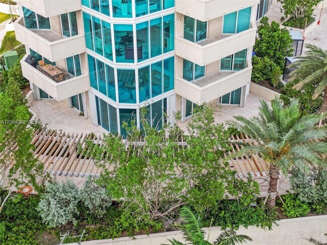 Building Photo - 300 South Pointe Dr