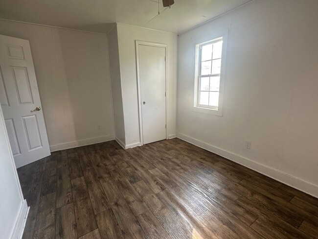 Building Photo - 2-bedroom, 1-bathroom Single Family home F...