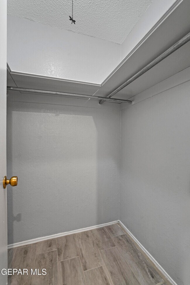 Building Photo - 6201 Escondido Dr