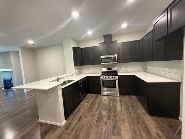 Building Photo - 3 Bedroom / 2.5 Bathroom Townhome - Near Bethany & PCC