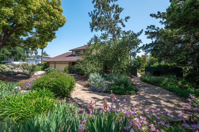 Building Photo - 124 Sequoia Ct