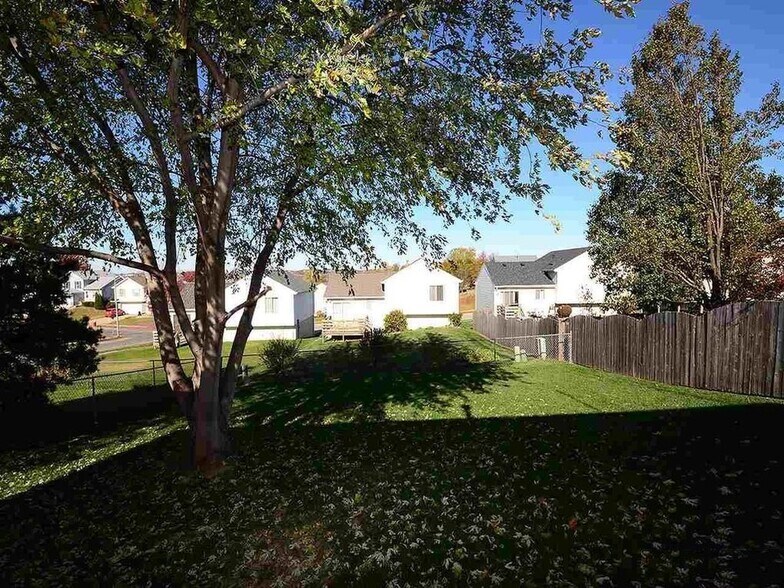 Building Photo - 7884 Redick Ave