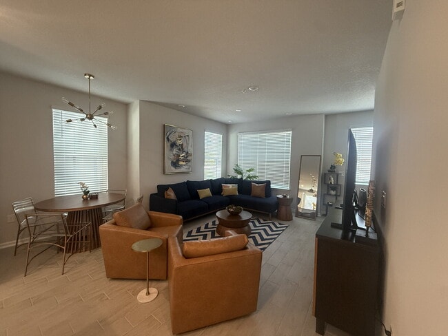 Building Photo - Modern 2-Bedroom Townhome with Garage Parking in the Heart of Jacksonville - Stylish Townhome – 1...