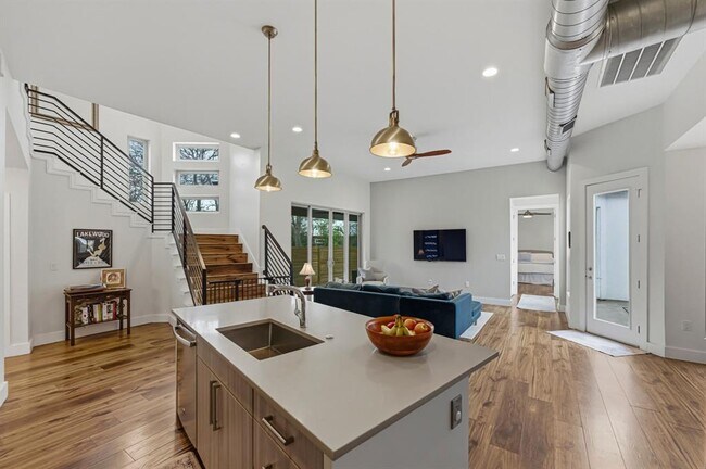 Building Photo - 1405 Camelot Cir