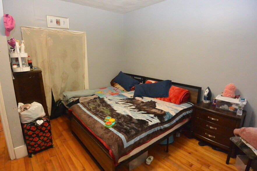 Building Photo - 10 Brackett St