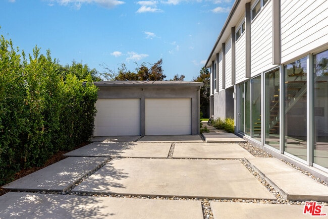 Building Photo - 547 Huntley Dr
