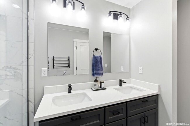 Building Photo - Aurora Heights Ranch