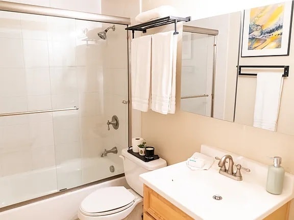 Main bathroom - 7929 SW 40th Ave