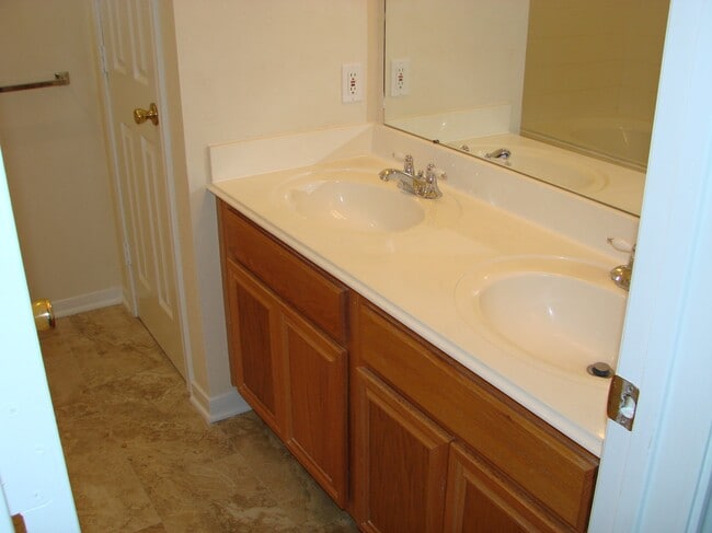 Building Photo - 2910 Blue Dawn Dr