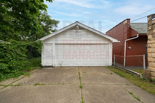 Building Photo - 1079 E 68th St