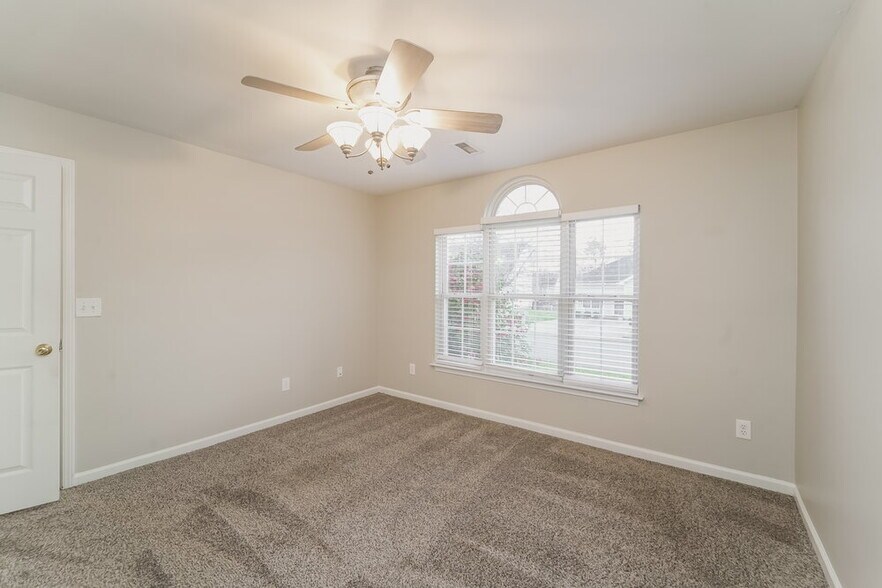 Building Photo - 785 Sir Raleigh Dr