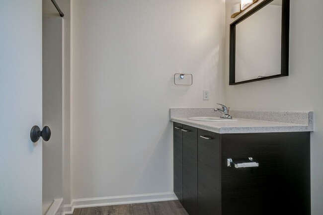 Building Photo - Updated 3 Bedroom 2 Bath Single Level Dupl...