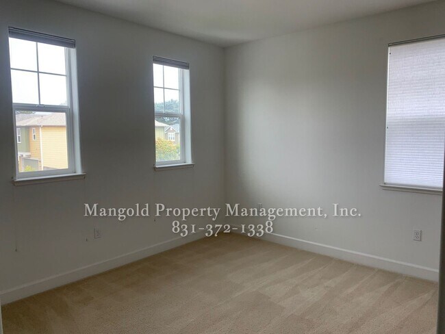Building Photo - 4 Bed 3 Bath Home in Incredible Coastal Location