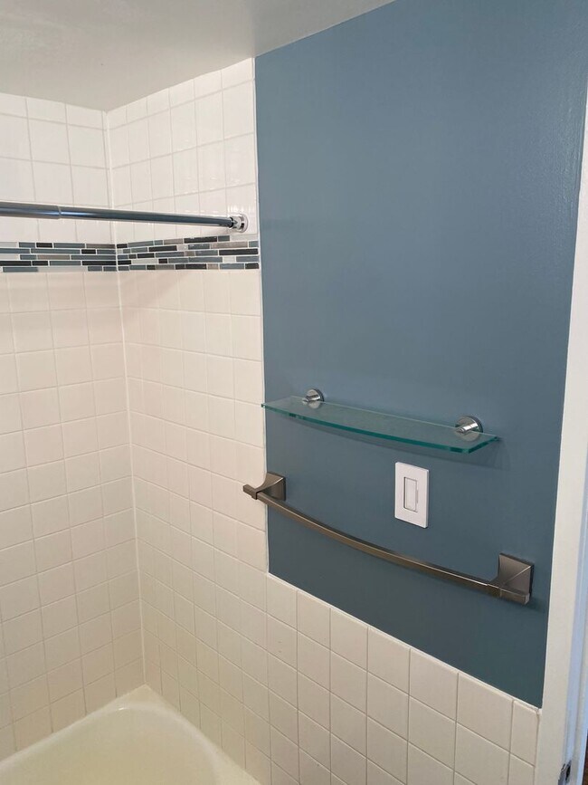 Building Photo - Large 744 sq.ft. 1 bedroom in historic Riverpark DC building