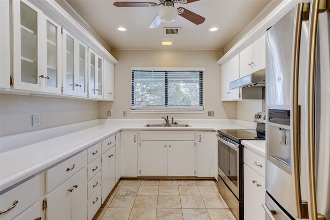 Building Photo - 3 bedroom, 3 bath home close to downtown P...