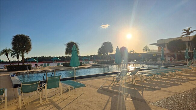 Building Photo - 300 Bayview Dr